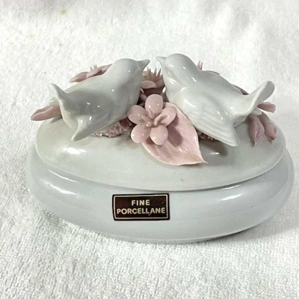 Nuovo Capodimonte fine porcelain trinket box.